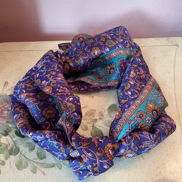 New Purple/blue flower print vintage handmade silk scarf. - Picture 6 of 8